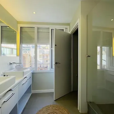 Modern Ideally Located Apartment *